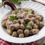 Gnocchi con radicchio, crema di zucca e noci. L’autunno nel piatto