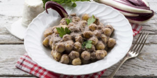 Gnocchi di zucca con radicchio e noci