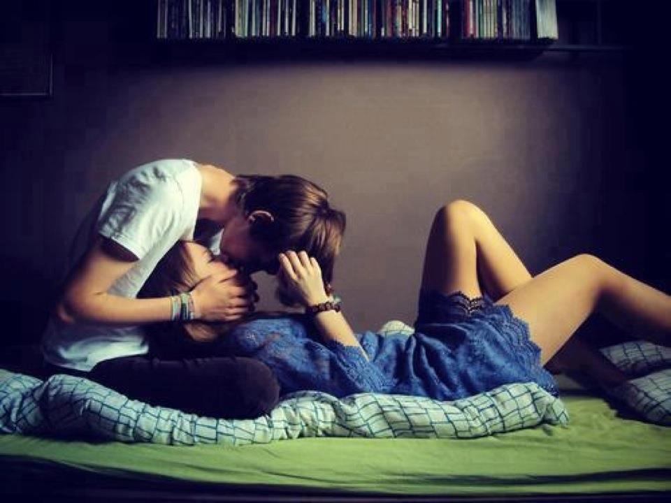 Prima volta: gli adolescenti lo fanno prima, ma meno dei loro genitori Prima volta: gli adolescenti lo fanno prima, ma meno dei loro genitori