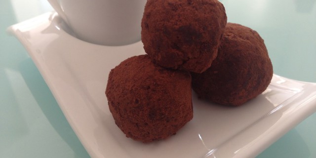 Bon bon al cioccolato bianco e amaretto Bon bon al cioccolato bianco e amaretto