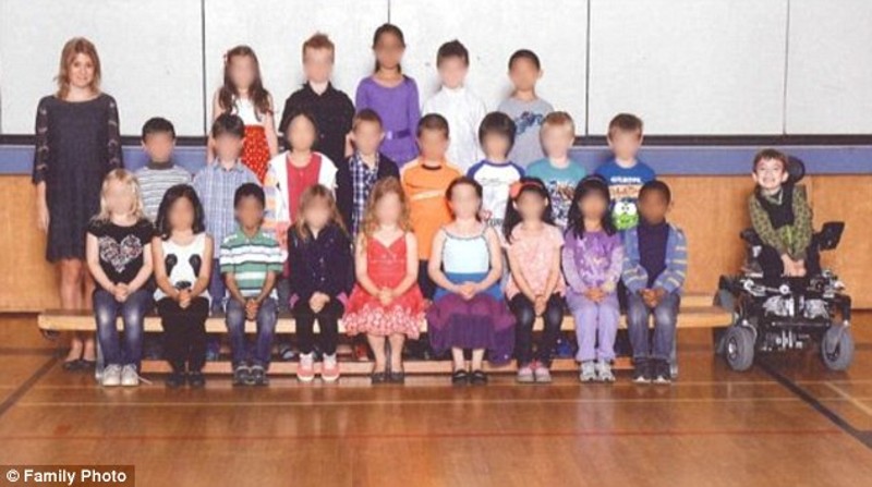 In disparte nella foto di classe perchè disabile: la denuncia della madre In disparte nella foto di classe perchè disabile: la denuncia della madre