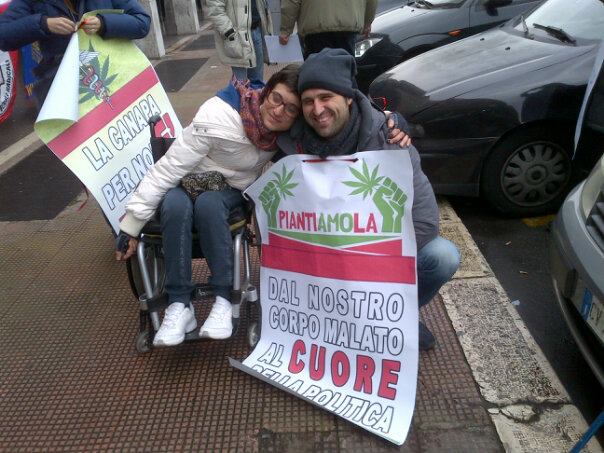 Lucia ha 30 anni, la Sclerosi Multipla e cammina grazie alla Cannabis. Una testimonianza importante. Lucia ha 30 anni, la Sclerosi Multipla e cammina grazie alla Cannabis. Una testimonianza importante.