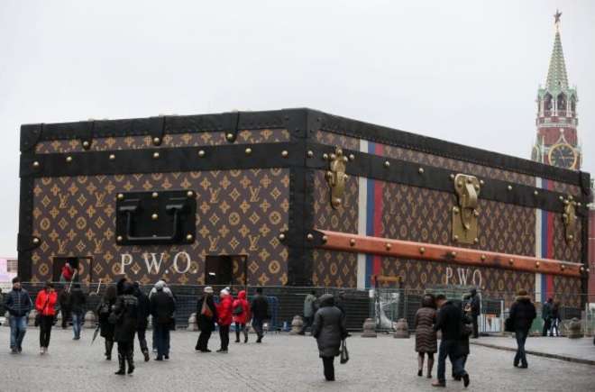 Piazza Rossa: Maxi valigia di Louis Vuitton. Polemiche in Russia. Piazza Rossa: Maxi valigia di Louis Vuitton. Polemiche in Russia.