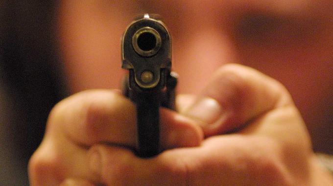 Mamma punta una pistola contro il figlio e la foto finisce sul web. Mamma punta una pistola contro il figlio e la foto finisce sul web.