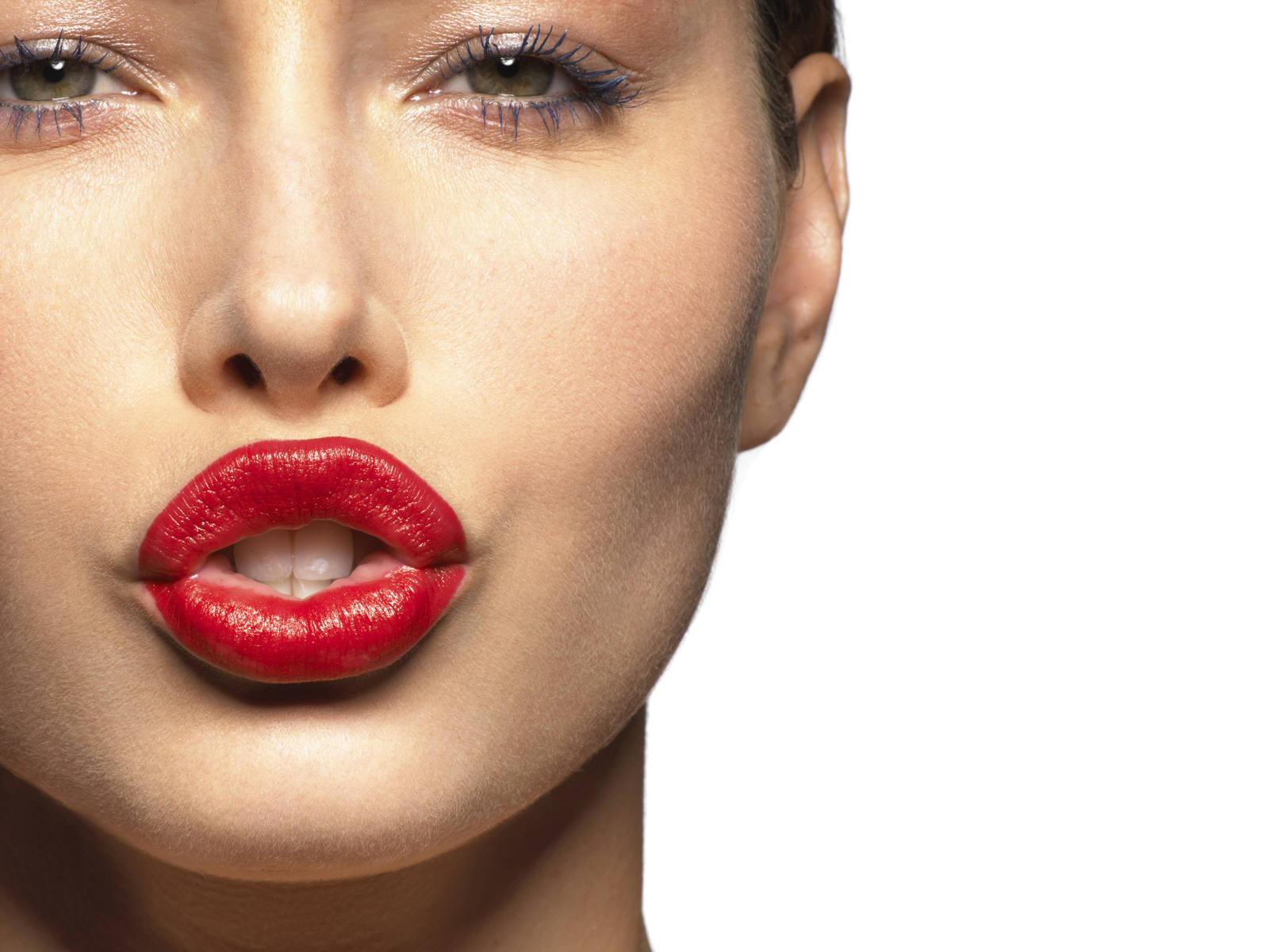 Il rossetto: cura il cattivo umore e aumenta l'autostima Il rossetto: cura il cattivo umore e aumenta l'autostima