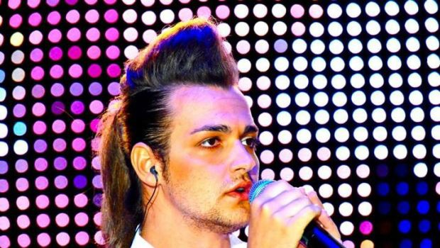 Valerio Scanu e le sue pettinature stravaganti: per quest'estate look cotonato Valerio Scanu e le sue pettinature stravaganti: per quest'estate look cotonato