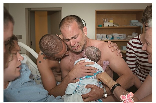 Le Foto Emozionanti Di Due Papà Gay Che Abbracciano Il Figlio Neonato Le Foto Emozionanti Di Due Papà Gay Che Abbracciano Il Figlio Neonato