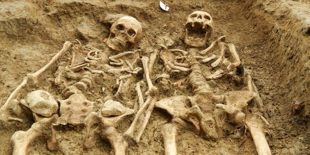 Trovata Una Coppia Ancora Mano Nella Mano Dopo 700 Lunghi Anni