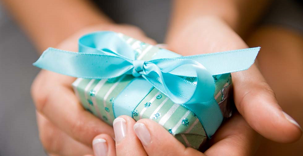 Come riciclare i regali di natale che non ti piacciono senza essere scoperti