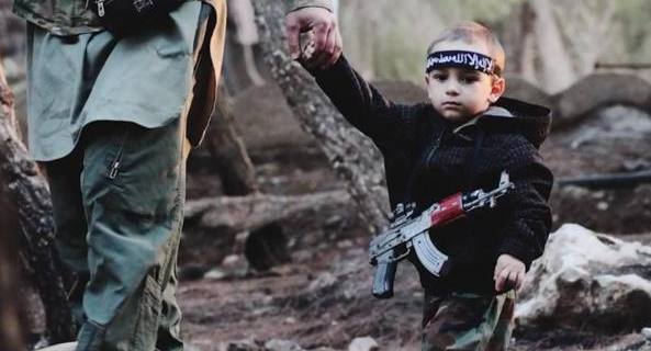 Bambino Rapito in Veneto Riconosciuto in Alcune Foto dell'Isis