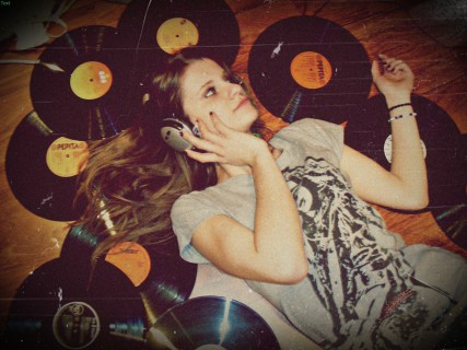 Ascoltare Musica Aiuta a Lavorare Meglio? Dipende dall'Età Ascoltare Musica Aiuta a Lavorare Meglio? Dipende dall'Età