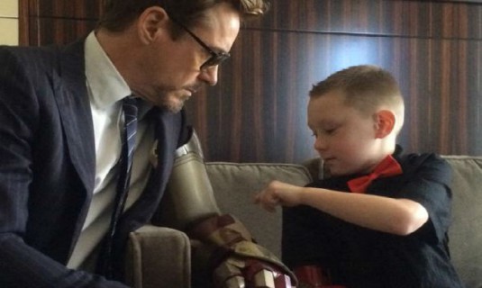Robert Downey Jr, l'Iron Man Che Regala Un Braccio Bionico ad Un Bambino Disabile Robert Downey Jr, l'Iron Man Che Regala Un Braccio Bionico ad Un Bambino Disabile