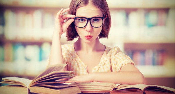 I Tragicomici Problemi che Solo le Donne con gli Occhiali Possono Capire I Tragicomici Problemi che Solo le Donne con gli Occhiali Possono Capire