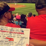 Invia Messaggi Hot all'Amante con il Marito Vicino: dagli Spalti la Scoprono e...