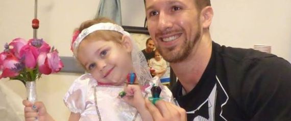 La piccola Abby, malata di leucemia, "sposa" l'infermiere preferito