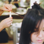 Bruciare i Capelli per Togliere le Doppie Punte: l'Ultima Moda delle Star
