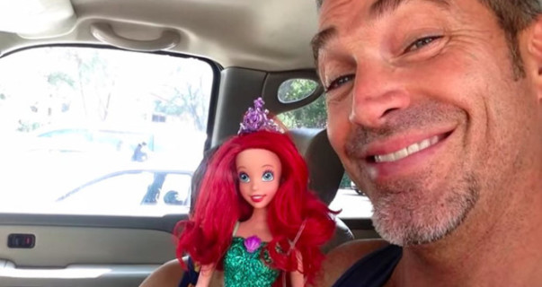 La Straordinaria Reazione di Questo Padre al Figlio che Chiede una Bambola La Straordinaria Reazione di Questo Padre al Figlio che Chiede una Bambola