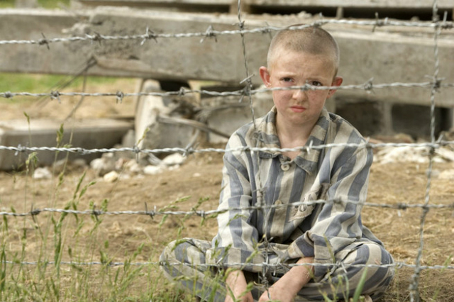 il bambino con il pigiama a righe