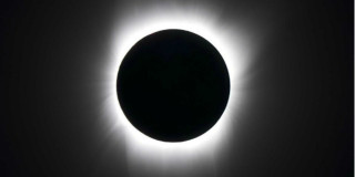 eclissi totale sole e luna nera