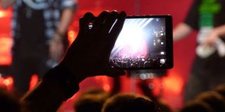 Smartphone proibiti concerti arriva Yondr custodia disattiva cellulare
