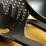 A cosa serve il foro sul mestolo degli spaghetti A cosa serve il foro sul mestolo degli spaghetti
