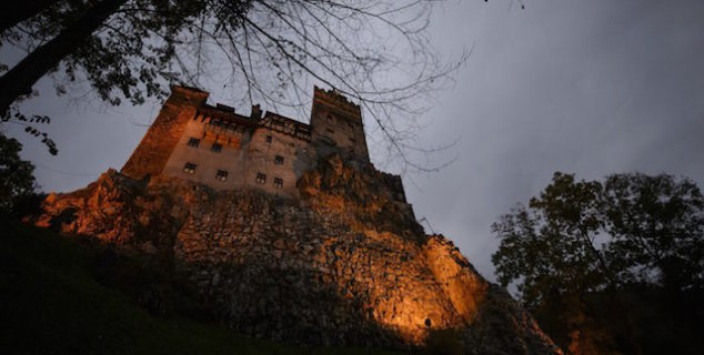 Notte di Halloween: per la prima volta dal 1948 sarà possibile dormire nel castello di Dracula. In una bara Notte di Halloween: per la prima volta dal 1948 sarà possibile dormire nel castello di Dracula. In una bara