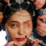 Il coraggio di Rehsma, sfigurata dall'acido: sfila a New York e posta tutorial di make-up