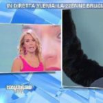 Lui la dà alla fiamme. Lei lo difende dalla D'Urso. Momento di TV shock