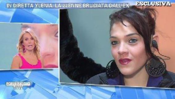 Lui la dà alla fiamme. Lei lo difende dalla D'Urso. Momento di TV shock Lui la dà alla fiamme. Lei lo difende dalla D'Urso. Momento di TV shock