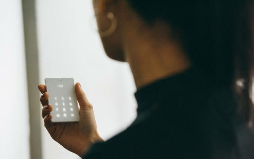 Dipendenza da smartphone? Ecco il cellulare che fa solo due cose Dipendenza da smartphone? Ecco il cellulare che fa solo due cose