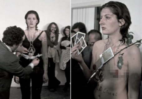 Quando Marina Abramovic lasciò che la gente usasse il suo corpo come un oggetto Quando Marina Abramovic lasciò che la gente usasse il suo corpo come un oggetto