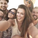 Fake Friends: c'è chi affitta amici per farsi selfie. Ecco come