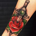 L'artista che copre con i tatuaggi le cicatrici dell'autolesionismo