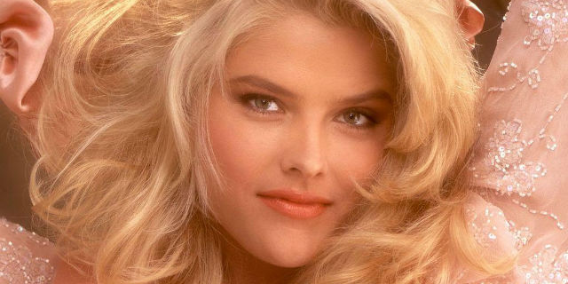 Anna Nicole Smith, una vita a sorridere sulle copertine per morire di depressione a 39 anni Anna Nicole Smith, una vita a sorridere sulle copertine per morire di depressione a 39 anni