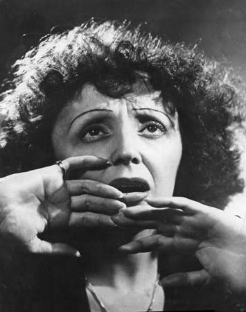 L'infanzia nel bordello, lo stupro e la vera storia di Édith Piaf e dell'amore che "uccise"