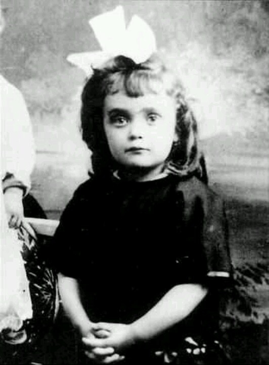 L'infanzia nel bordello, lo stupro e la vera storia di Édith Piaf e dell'amore che "uccise"