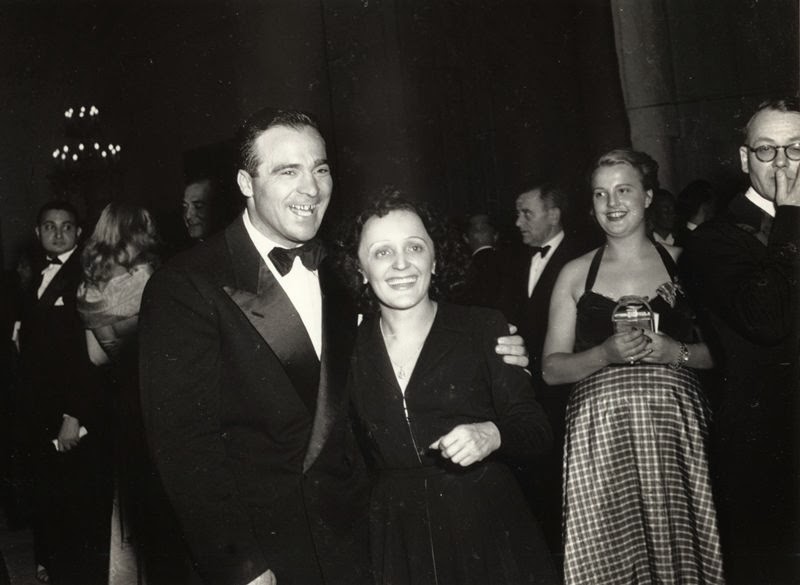 L'infanzia nel bordello, lo stupro e la vera storia di Édith Piaf e dell'amore che "uccise"