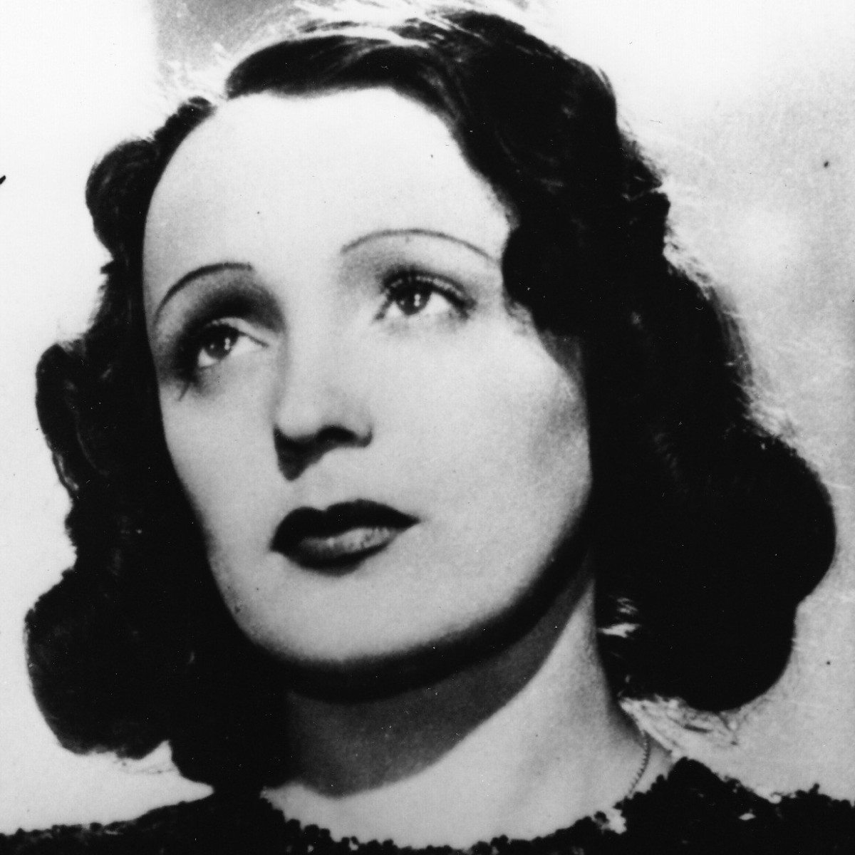L'infanzia nel bordello, lo stupro e la vera storia di Édith Piaf e dell'amore che "uccise"