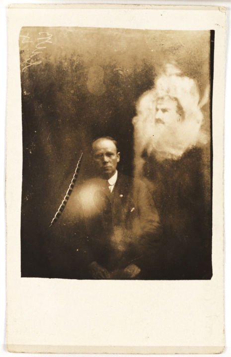 11 fotografie storiche con strane presenze inquietanti