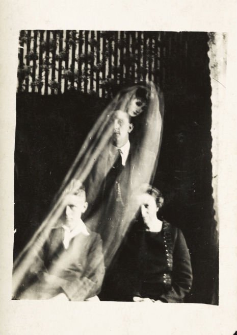 11 fotografie storiche con strane presenze inquietanti