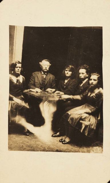 11 fotografie storiche con strane presenze inquietanti