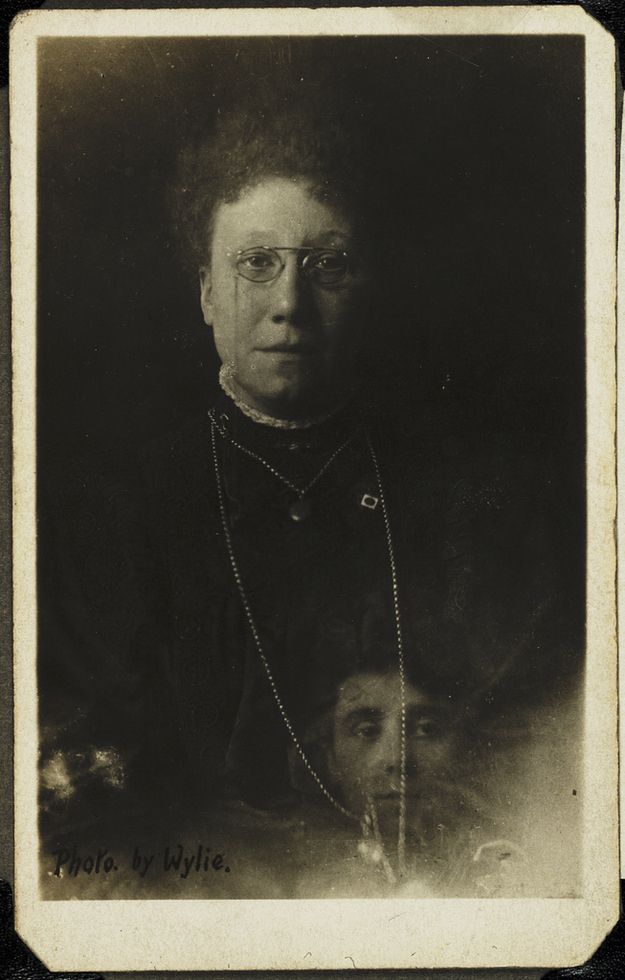 11 fotografie storiche con strane presenze inquietanti