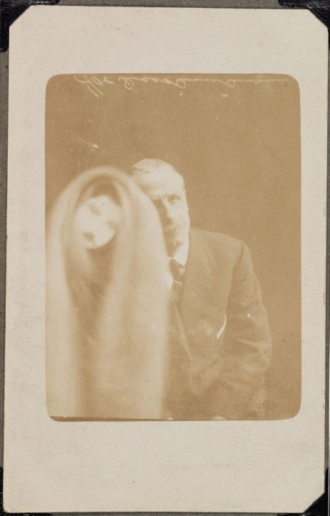 11 fotografie storiche con strane presenze inquietanti