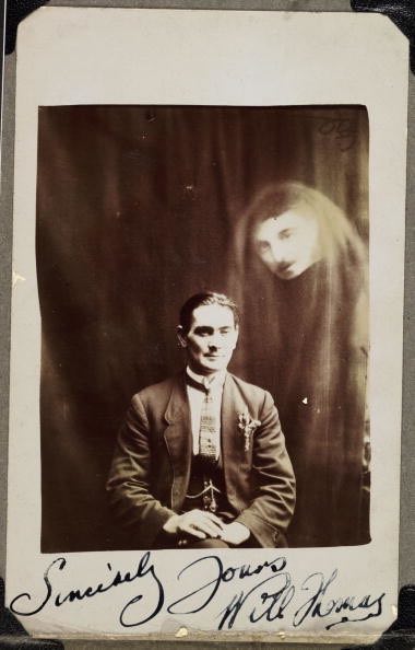 11 fotografie storiche con strane presenze inquietanti