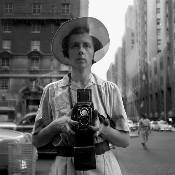 Vivian Maier, l'esistenza segreta della "bambinaia zitella" che fotografava la vita