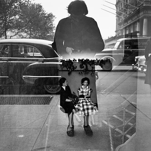 Vivian Maier, l'esistenza segreta della "bambinaia zitella" che fotografava la vita