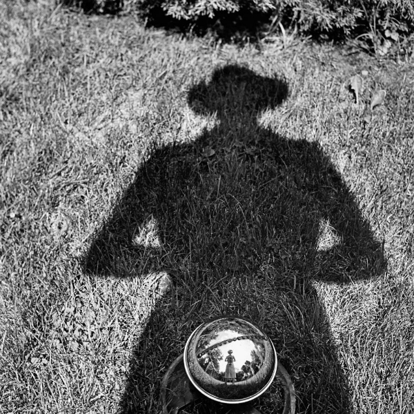 Vivian Maier, l'esistenza segreta della "bambinaia zitella" che fotografava la vita