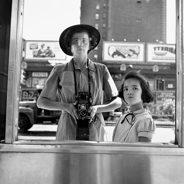 Vivian Maier, l'esistenza segreta della "bambinaia zitella" che fotografava la vita