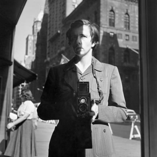 Vivian Maier, l'esistenza segreta della "bambinaia zitella" che fotografava la vita