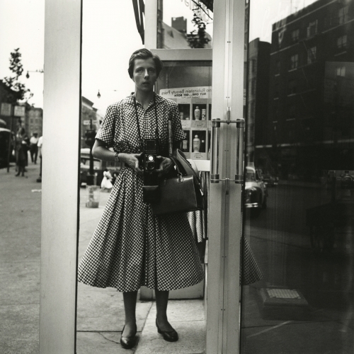 Vivian Maier, l'esistenza segreta della "bambinaia zitella" che fotografava la vita
